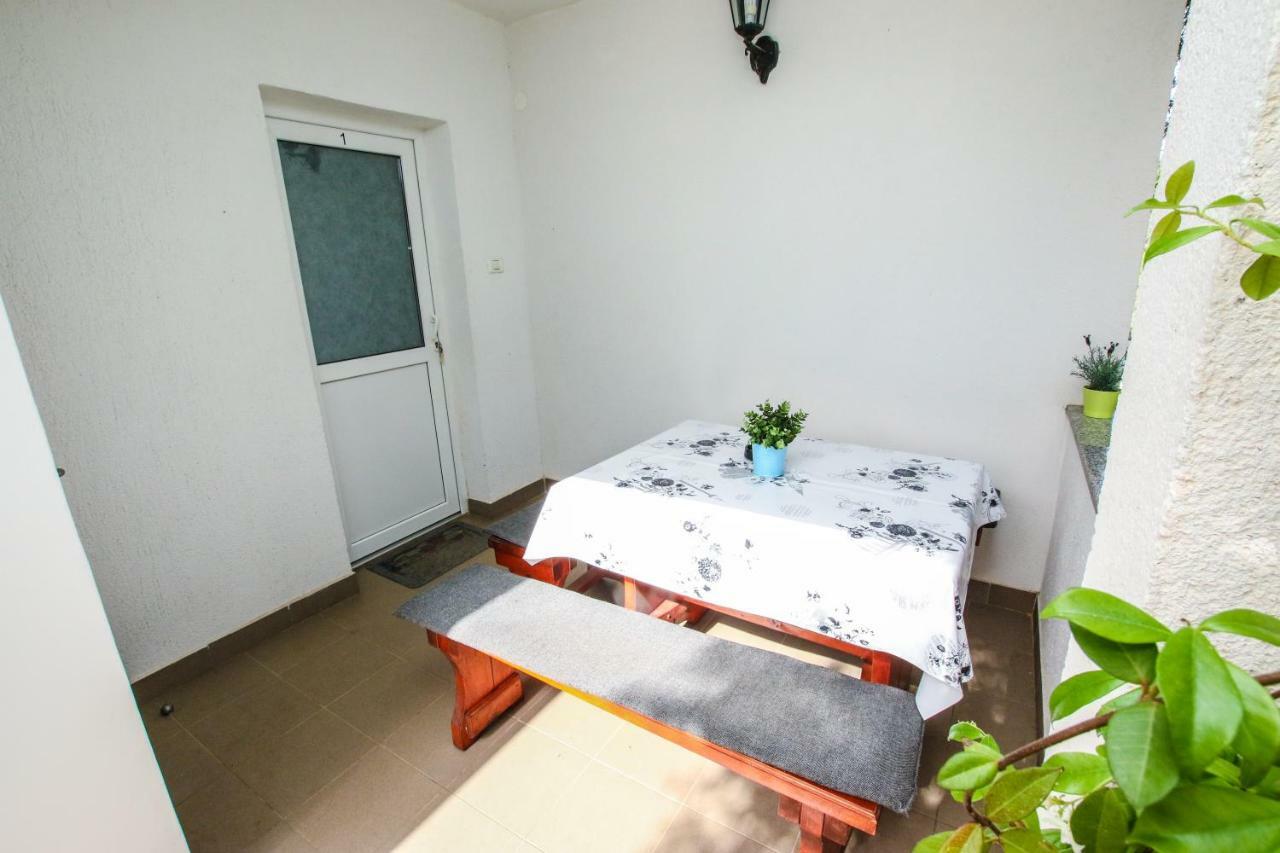 Apartments Vuceric Перой Екстер'єр фото