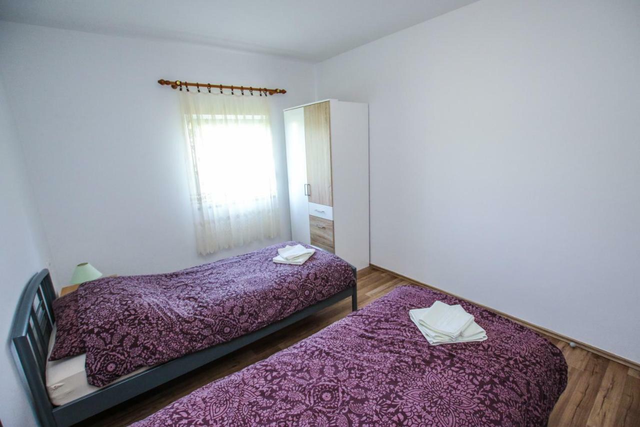 Apartments Vuceric Перой Екстер'єр фото