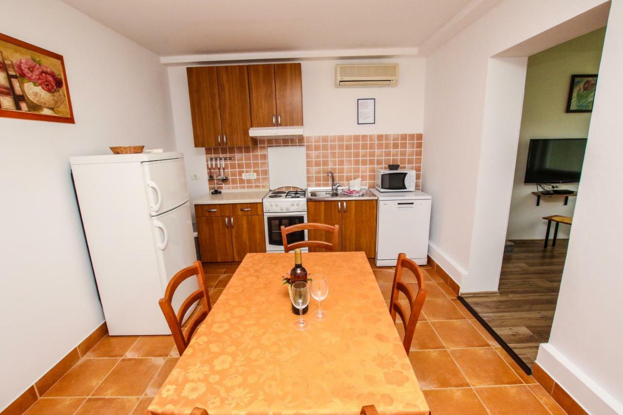 Apartments Vuceric Перой Екстер'єр фото