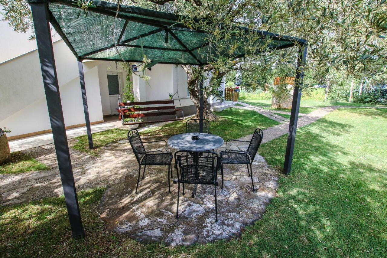 Apartments Vuceric Перой Екстер'єр фото