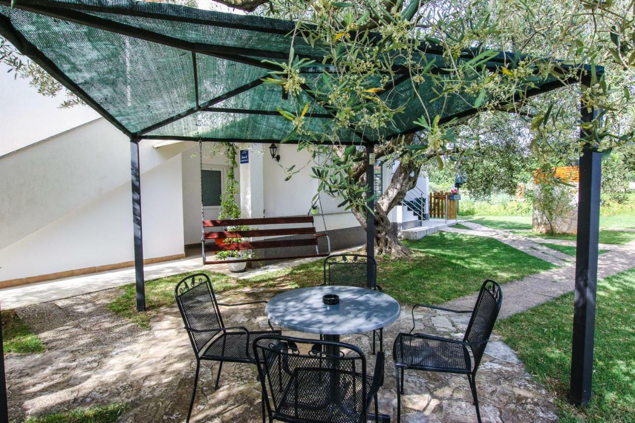 Apartments Vuceric Перой Екстер'єр фото